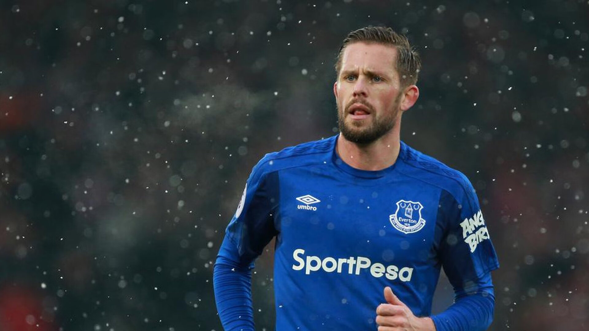 沃尔夫斯堡中场组织能力受到称赞,成为球队关键先生,沃尔夫斯堡队主客场球衣